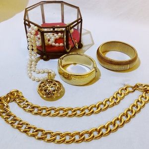 SOLD!!! Gold and pearl 5 piece jewelry lot